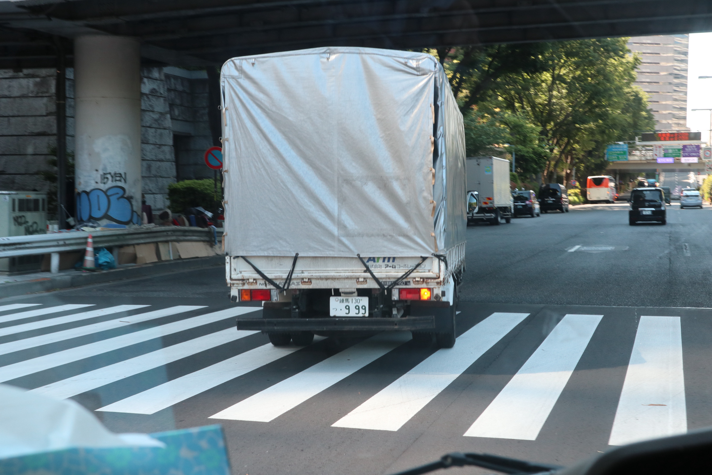 トラックで現場へ