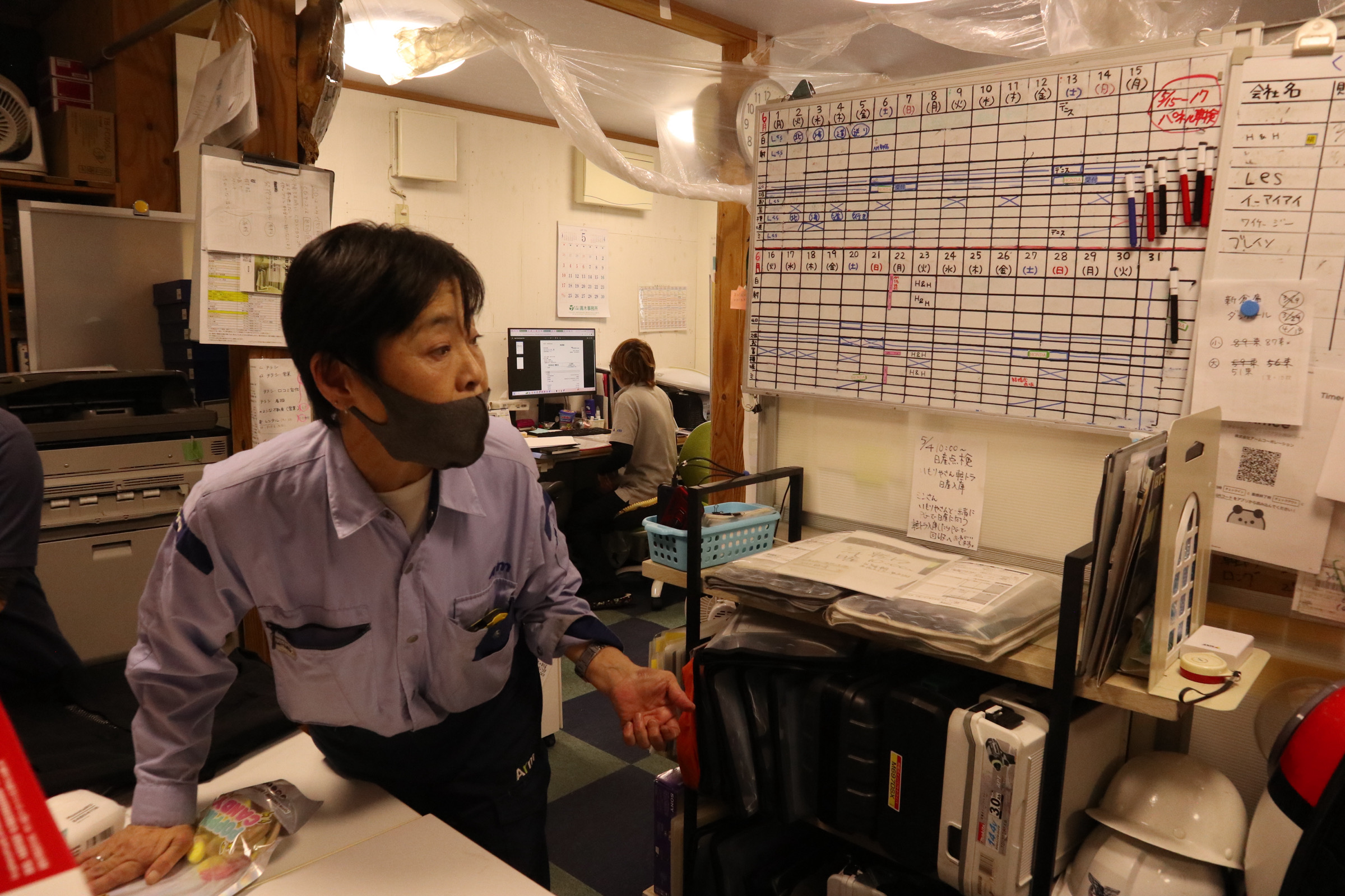 ホワイトボードで業務確認する社員