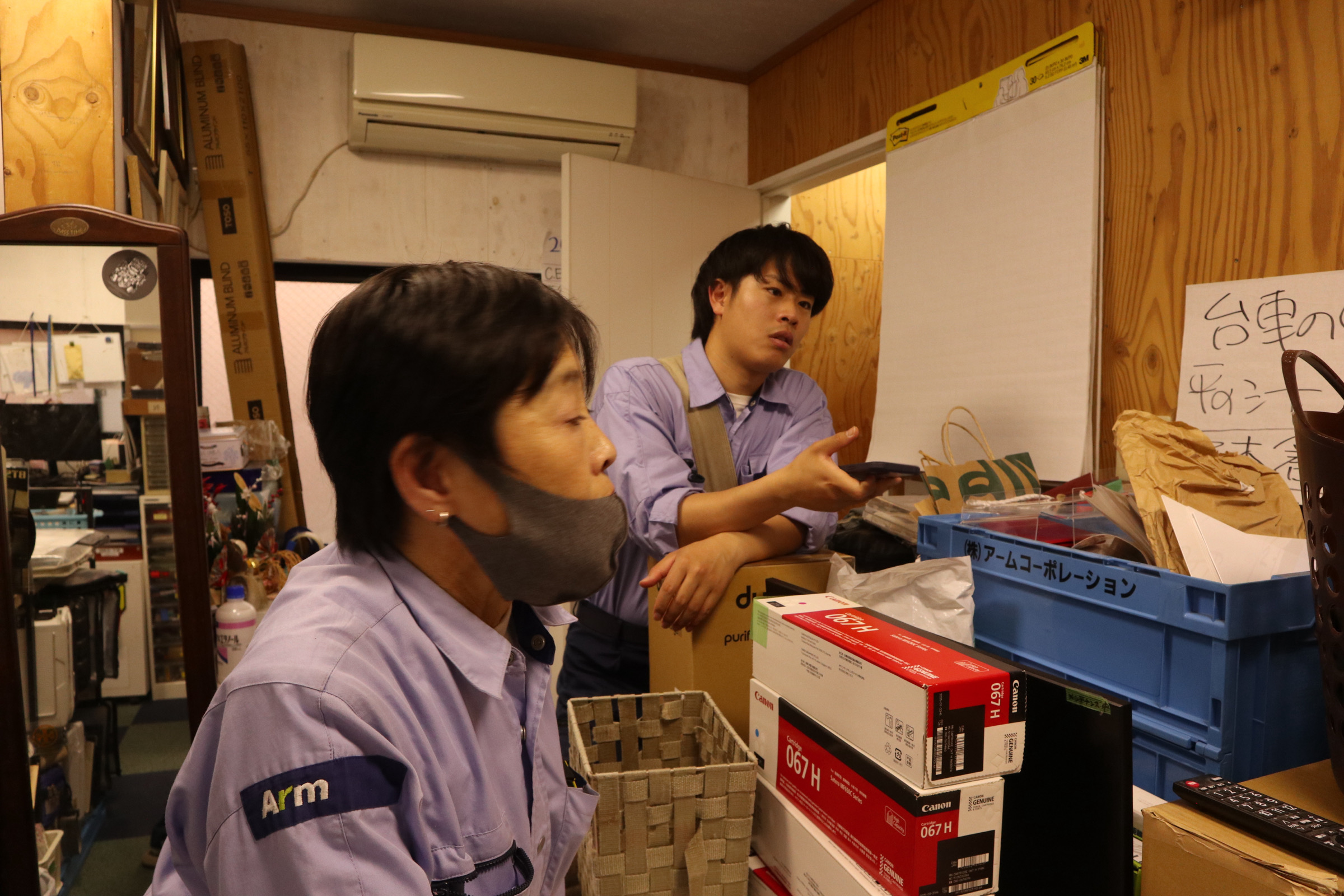 打ち合わせする2名の社員