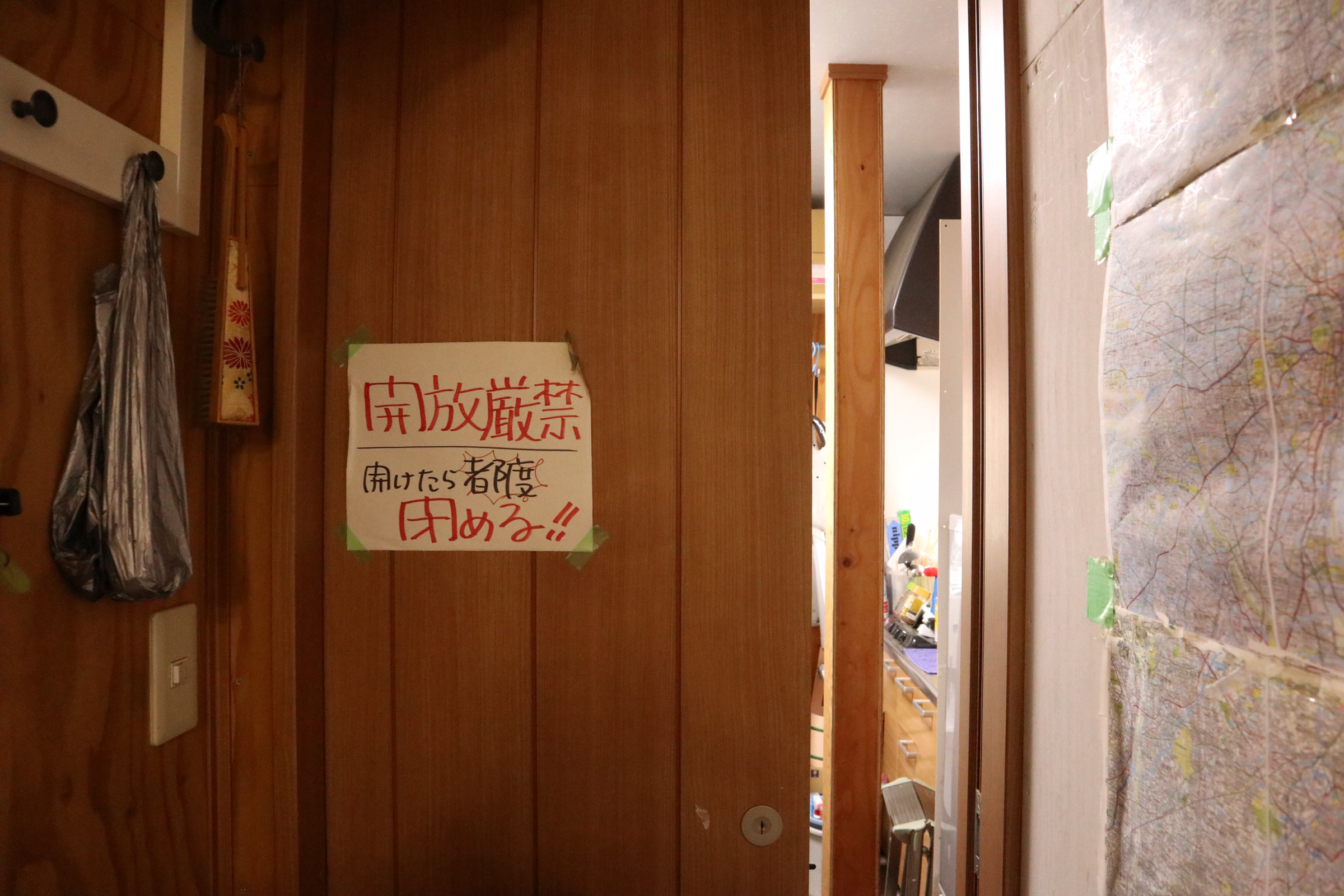 電話対応する事務所スタッフ